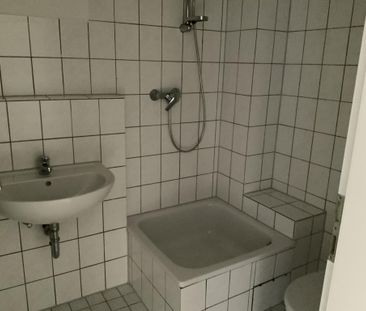 3,5 Zimmer // Mit Bodenbelag und tapezierten Wänden// Einzug kurzfr... - Photo 2