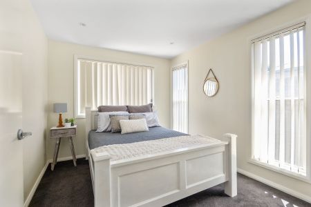 Harbour Views & Coastal Comfort – Fully Furnished 6–9 Month Lease - Photo 5