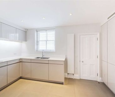 Beautifully finished throughout, this three bedroom townhouse is tucked away in a quiet Chelsea square. - Photo 3