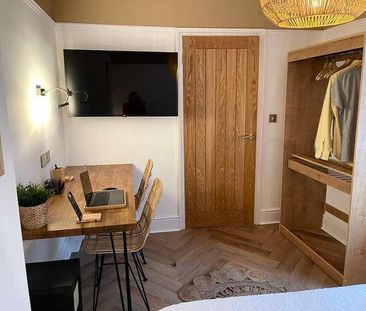 Stylish Bedroom Bath Apartment, LN1 - Photo 2
