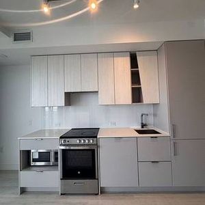 Burnhamthorpe/Confederation Brand New Luxurious 1Bdrm +Den As 2nd Bdr - Photo 2