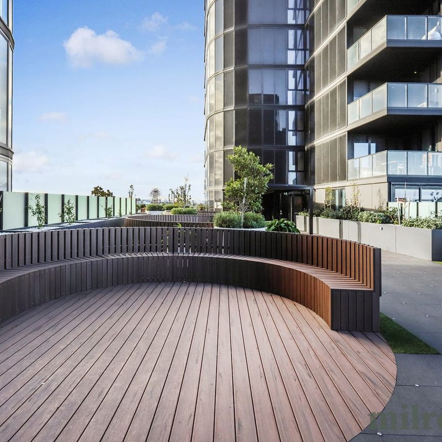 Stunning Waterfront Apartment with Spectacular Views - Photo 1