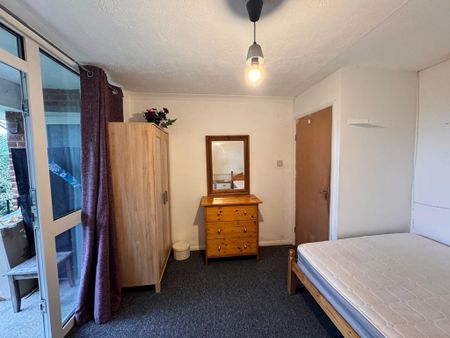 1 bedroom in a house share to rent - Photo 4