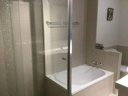 Broadbeach Waters - Photo 3