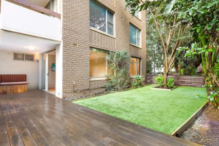 Spacious Two Bedroom Garden Apartment - Photo 5