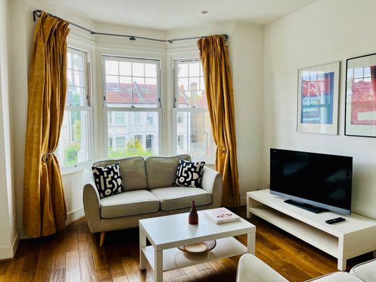 2 Bed Flat, Queens Road, SW19 - Photo 1