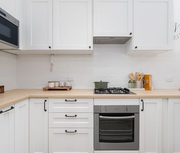 Top floor apartment in prime location - Photo 4