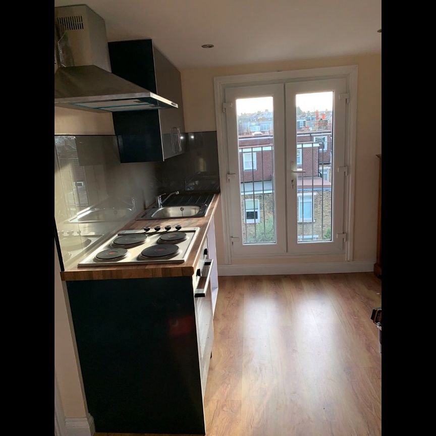 1 Bed Flat, Silvester Road, SE22 - Photo 1