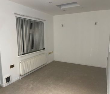 4 Bed Semi-Detached House, Coppetts Close, N12 - Photo 2