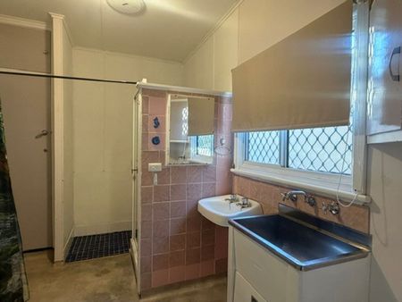 Affordable home in South Tamworth with huge yard - Photo 4