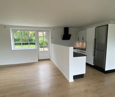 Bo idyllisk i nyistandsat 4 værelses lejlighed i Vinkel - Photo 1