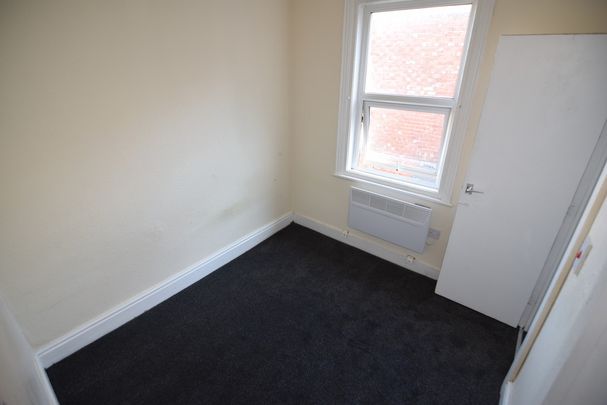 To Let 1 Bed Flat - Photo 1