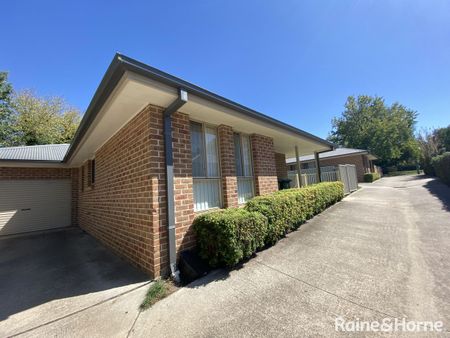 2 / 5 Coronation Drive, Orange, NSW 2800 - Photo 2