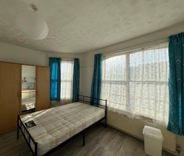 1 bedroom in a flat share to rent - Photo 2