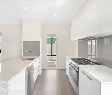 Family Home - opposite park - for you to call home! - Photo 3