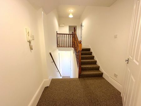 A 2 Bedroom Flat Instruction to Let in Bexhill On Sea - Photo 4