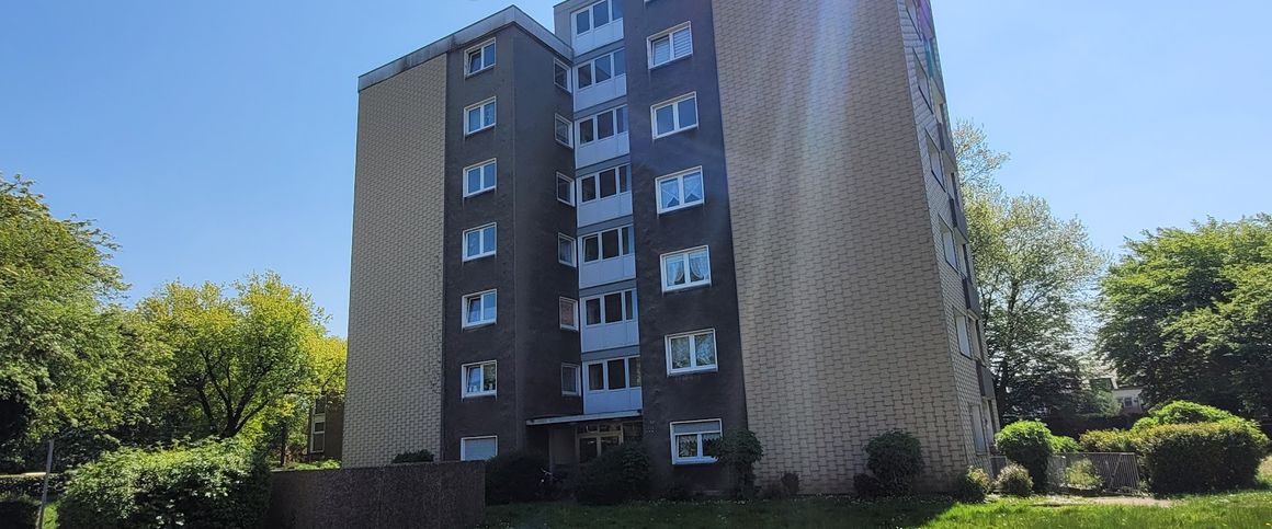 Frisch für Sie renoviert! 2,5-Zimmer-Wohnung mit Balkon! - Foto 1