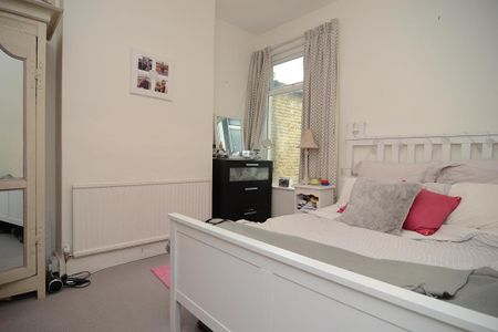 4 bedroom house in London - Photo 5