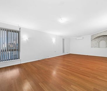 Large 4 Bedroom Family Home - Photo 1