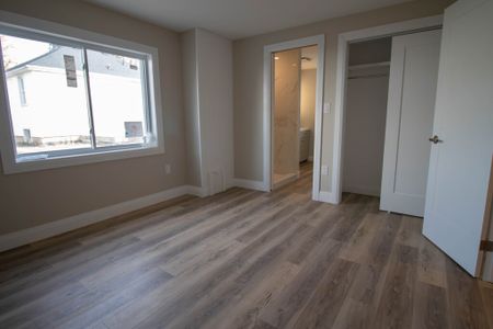 **RENOVATED FULLY DETACHED UNIT FOR RENT IN WELLAND!** - Photo 4