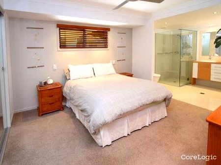 $720 For 3 bedrooms at CLEVELAND Lovely family home available now - Photo 2