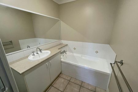 3 BEDROOM UNIT IN QUIET NEIGHBOURHOOD - Photo 4