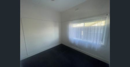 2 Bedroom, 1 Bathroom in the Heart of Moe - Photo 2