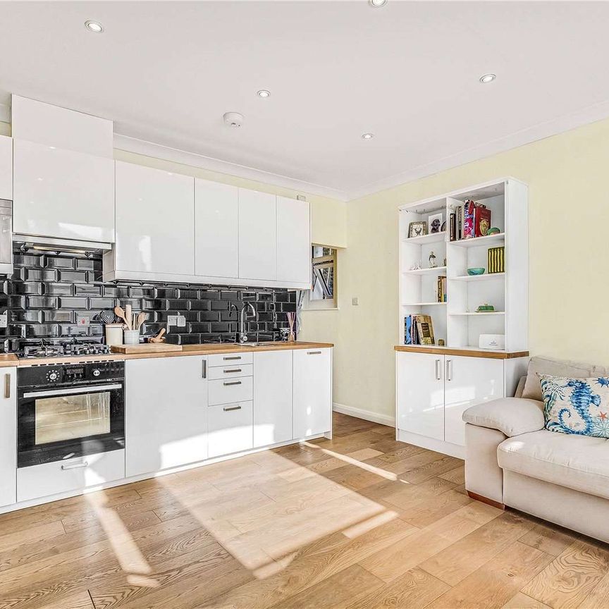 A charming raised ground floor apartment with a modern eat-in kitchen and recently refurbished bathrooms. - Photo 1