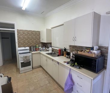 Charming 3-Bedroom Home with Spacious Yard and Games Room in Armadale - Photo 6