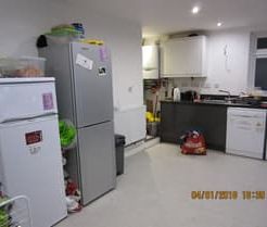 6 Bed - 45 Chestnut Avenue, Hyde Park, Leeds - LS6 1AZ - Student - Photo 1
