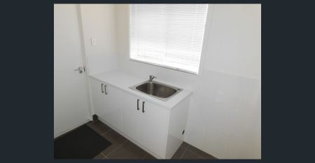 2 Bedroom GROUND LEVEL Apartment with large COURTYARD - Photo 5