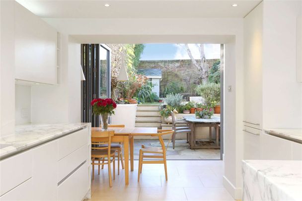 A stunning four bedroom family home in Canonbury close to amenities of Upper Street and Highbury & Islington station. - Photo 1