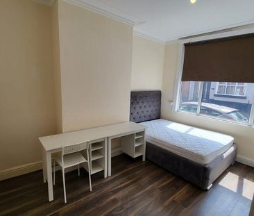 4 bedroom semi-detached house to rent - Photo 5