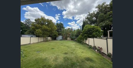 Spacious 5-Bedroom Family Paradise in Prime Parramatta! - Photo 5