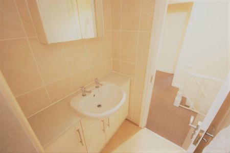 4 Bed - 4 Village Avenue, Burley, Leeds - LS4 2NT - Student - Photo 2