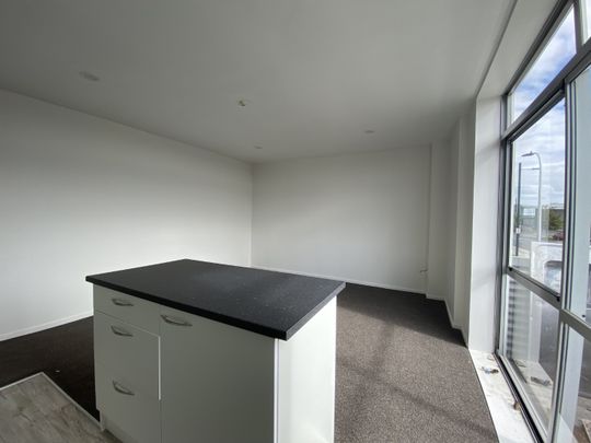 Renovated Otahuhu Apartment - Photo 1