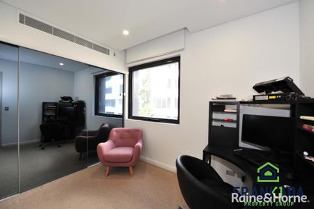 Luxurious fully furnished 3 Bedroom apartment in a vibrant location - Photo 3