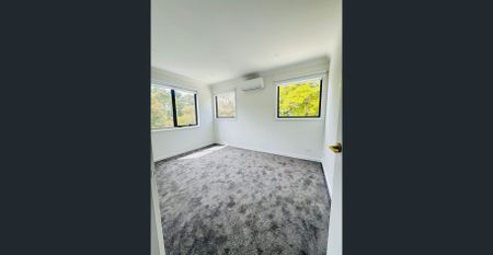 Room available in a share accomodation, a newly built townhouse opposite the station! - Photo 2