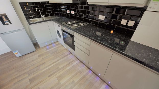 3 bedroom Flat in Flat B, (1st Floor) - Photo 1