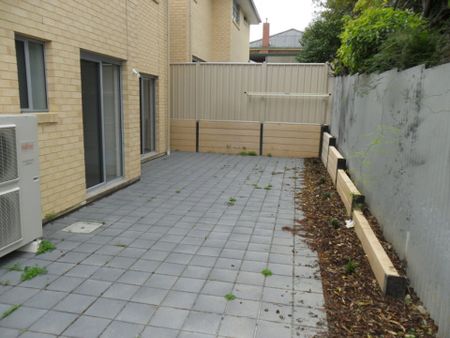 Stunning Two Storey Townhouse - Location, Location, Location! - Photo 4