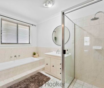 BEAUTIFUL FAMILY HOME IN PRIME LOCATION! - Photo 4