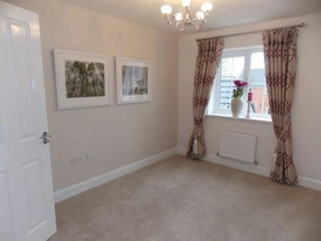 Semi-detached house to rent on - Photo 4