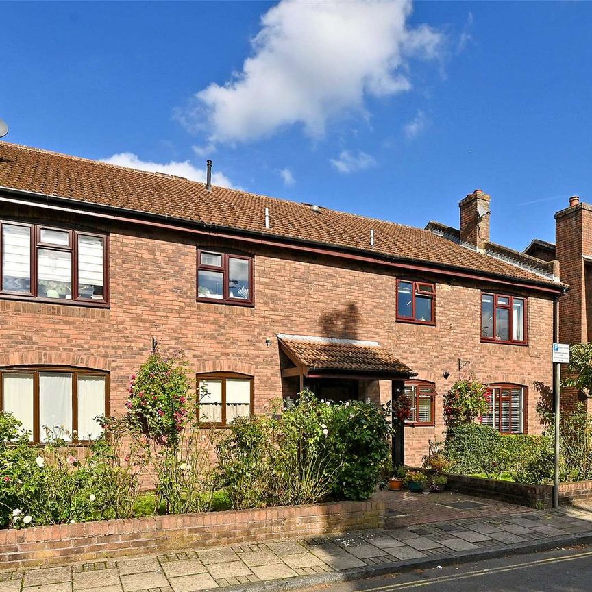 A well presented, refurbished, ground floor apartment with garage and communal riverside gardens in heart of Eton within a short walk of Eton and Windsor Stations. - Photo 1