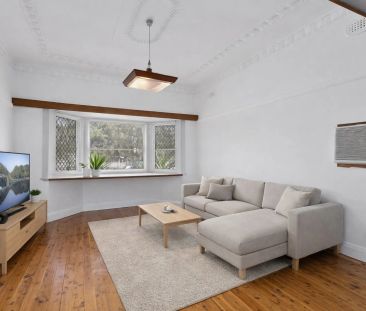 Character Cottage in a great location! - Photo 3