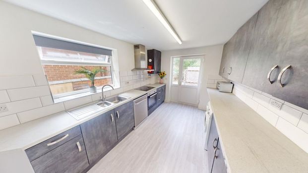 5 bedroom semi-detached house to rent - Photo 1
