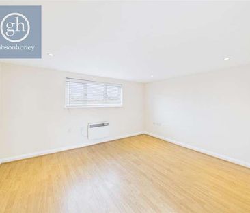 Royal Crescent, Ruislip, HA4 - Photo 4