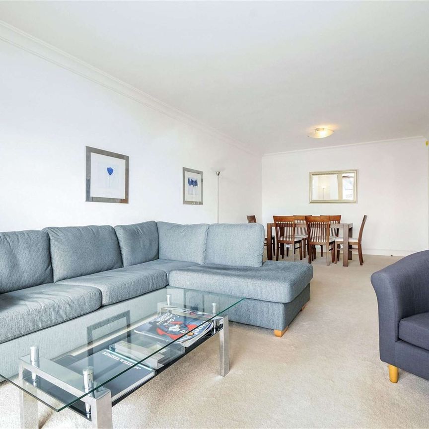A bright 1 bedroom apartment situated on the 2nd floor and located within this prestigious development overlooking St Katharine Docks Marina. - Photo 1