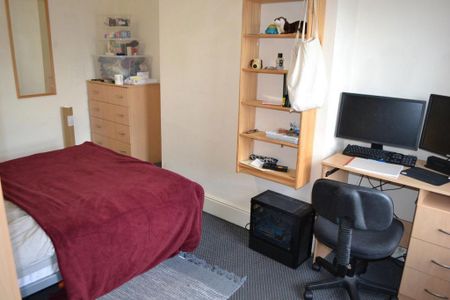 4 bedroom flat to rent - Photo 5