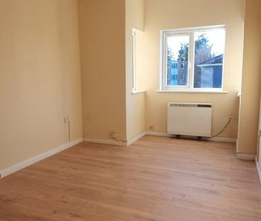 1 Bed Flat, Waterloo Road, SO15 - Photo 2