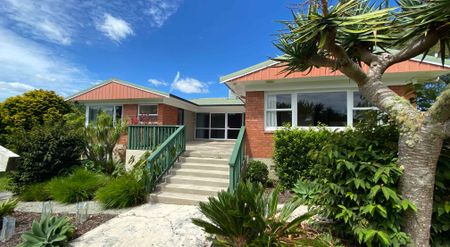 Beautiful Four Bedroom Family Home with Double Garage in Maunu - Photo 2